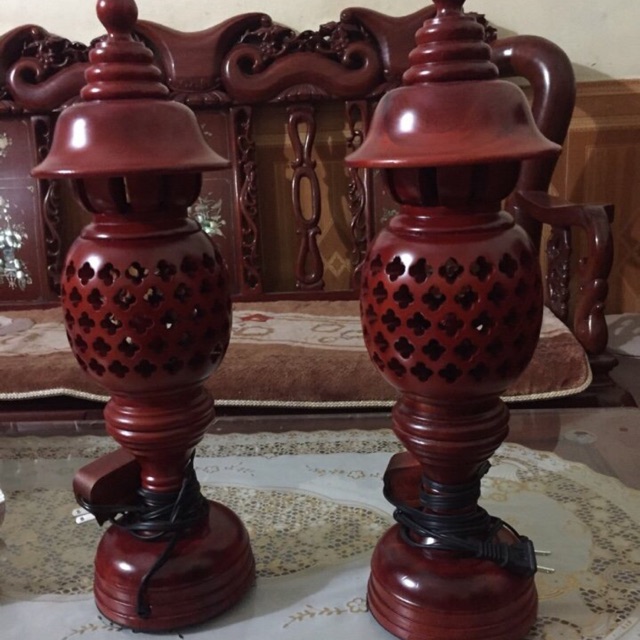 Cặp đèn thờ gỗ cao 48 cm